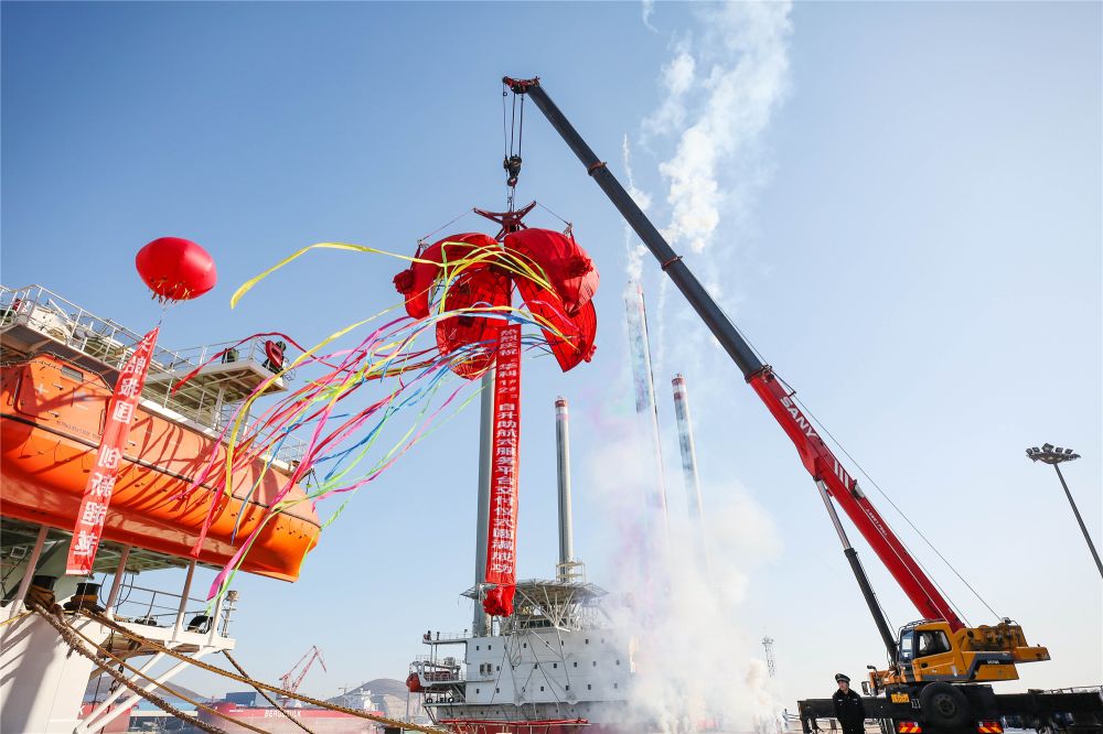 渤船重工建造的華科1號(hào)、2號(hào)自升助航式作業(yè)平臺(tái)命名交工